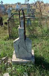 http://www.dezvaluiri.ro/images/_poze_articole/2008-10-20/cimitir%20profanat.jpg