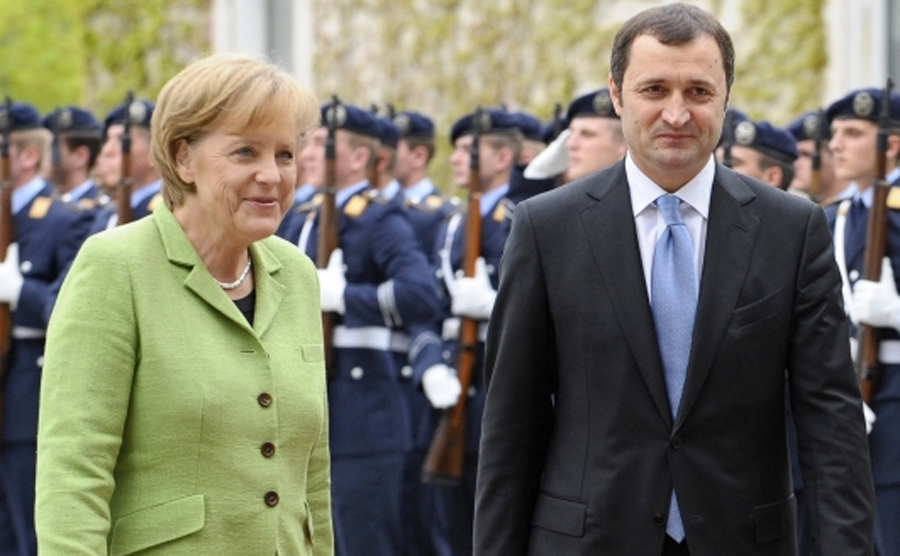 Prim-ministrul Vlad FILAT a avut astăzi, la Varşovia, un schimb de opinii cu Cancelarul federal german, Angela MERKEL privind relaţiile dintre cele două state şi colaborarea din continuare | Comunicate de presă