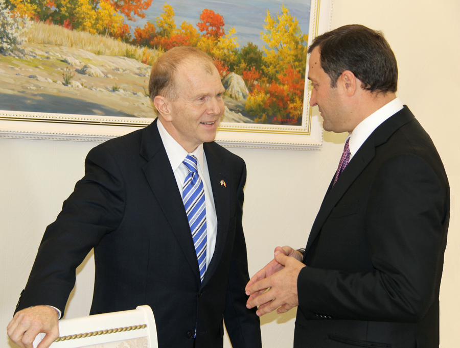 Prim-ministrul Vlad FILAT a avut astăzi o întrevedere cu noul Ambasador Extraordinar şi Plenipotenţiar al Statelor Unite ale Americii în Republica Moldova, William H. MOSER | Comunicate de presă
