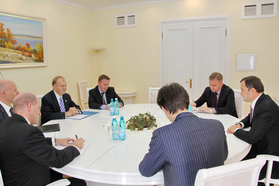 Prim-ministrul Vlad FILAT a avut astăzi o întrevedere cu noul Ambasador Extraordinar şi Plenipotenţiar al Statelor Unite ale Americii în Republica Moldova, William H. MOSER | Comunicate de presă