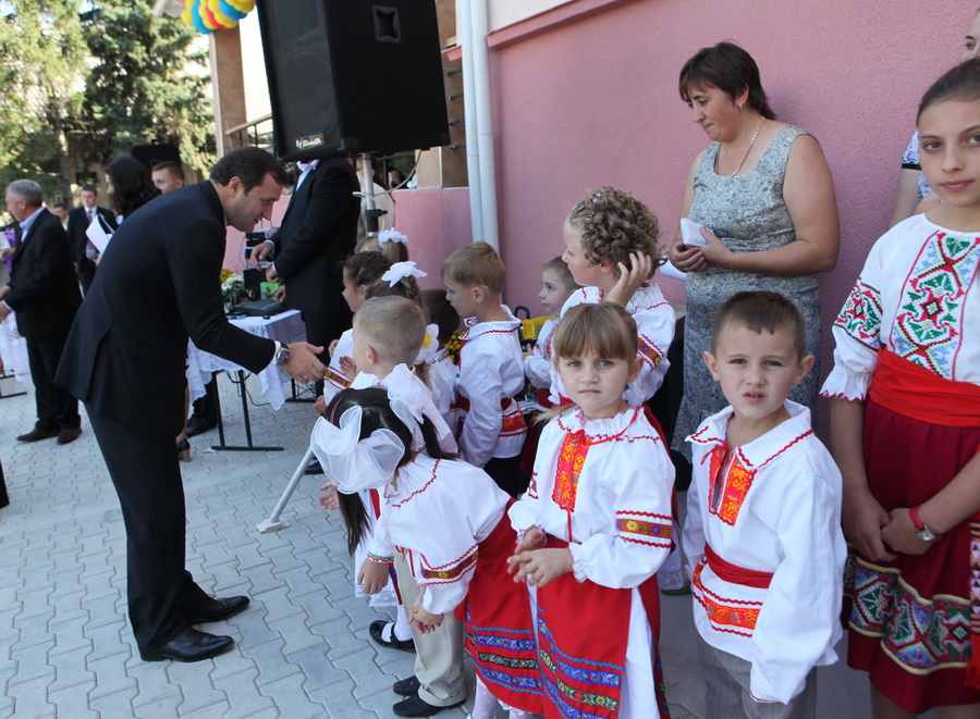 Prim-ministrul Vlad FILAT a participat astăzi la ceremonia de inaugurare a blocului nou al Gimnaziului din satul Todereşti, r-nul Anenii Noi | Comunicate de presă