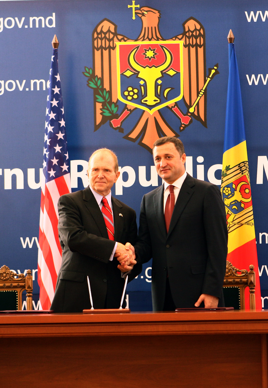 Prim-ministrul Vlad FILAT şi Ambasadorul Extraordinar şi Plenipotenţiar al SUA în Republica Moldova William H. MOSER au semnat astăzi acordurile de asistență între Guvernele celor două state în domeniul justiției și afacerilor interne, susțin