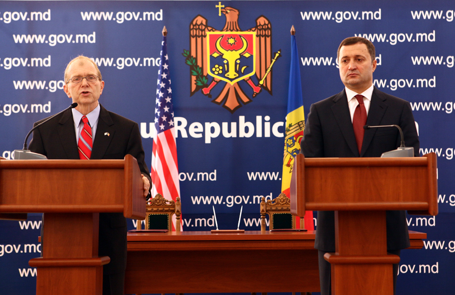 Prim-ministrul Vlad FILAT şi Ambasadorul Extraordinar şi Plenipotenţiar al SUA în Republica Moldova William H. MOSER au semnat astăzi acordurile de asistență între Guvernele celor două state în domeniul justiției și afacerilor interne, susțin