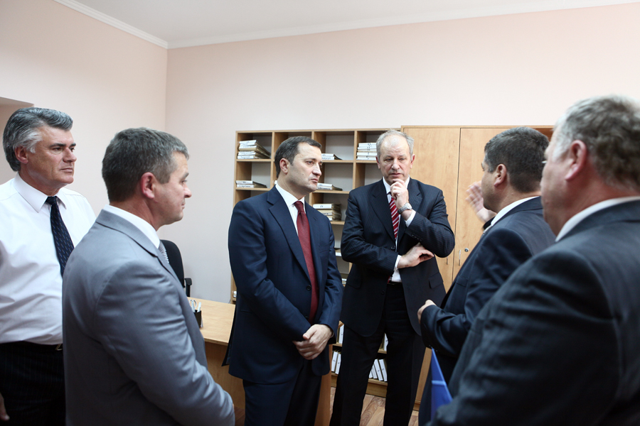 Prim-ministrul Vlad FILAT a participat astăzi la inaugurarea Centrului comunitar pentru suportul pacienţilor cu tuberculoză, în cadrul Spitalului raional Străşeni | Comunicate de presă