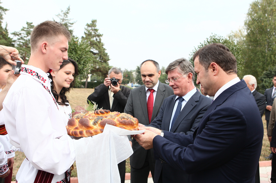 Prim-ministrul Vlad FILAT a participat astăzi la redeschiderea fabricii de zahăr din or. Cupcini | Comunicate de presă
