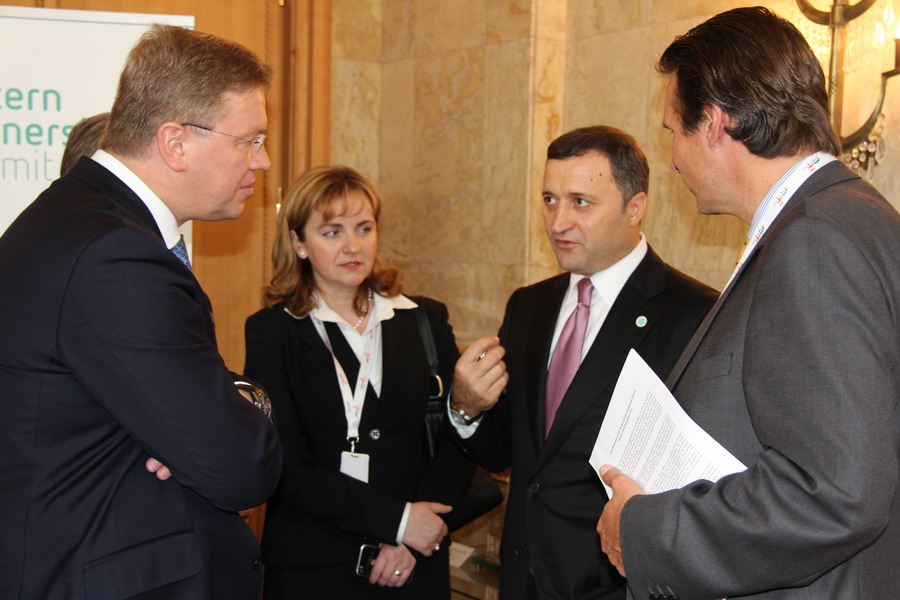 Prim-ministrul Vlad FILAT a avut astăzi, la Varşovia, un schimb de opinii cu mai mulţi oficiali europeni, participanţi ai Summit-ului Parteneriatului Estic | Comunicate de presă