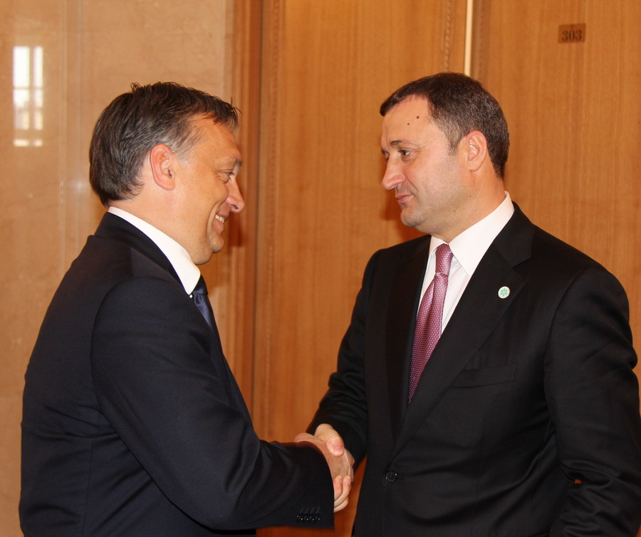 Prim-ministrul Vlad FILAT a avut astăzi, la Varşovia, un schimb de opinii cu mai mulţi oficiali europeni, participanţi ai Summit-ului Parteneriatului Estic | Comunicate de presă