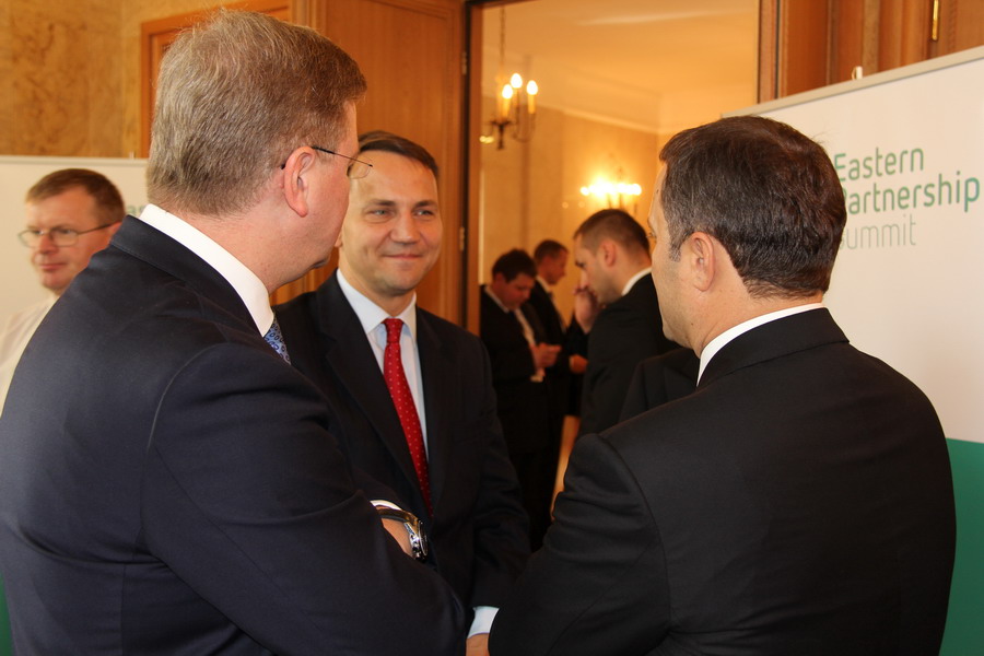 Prim-ministrul Vlad FILAT a avut astăzi, la Varşovia, un schimb de opinii cu mai mulţi oficiali europeni, participanţi ai Summit-ului Parteneriatului Estic | Comunicate de presă