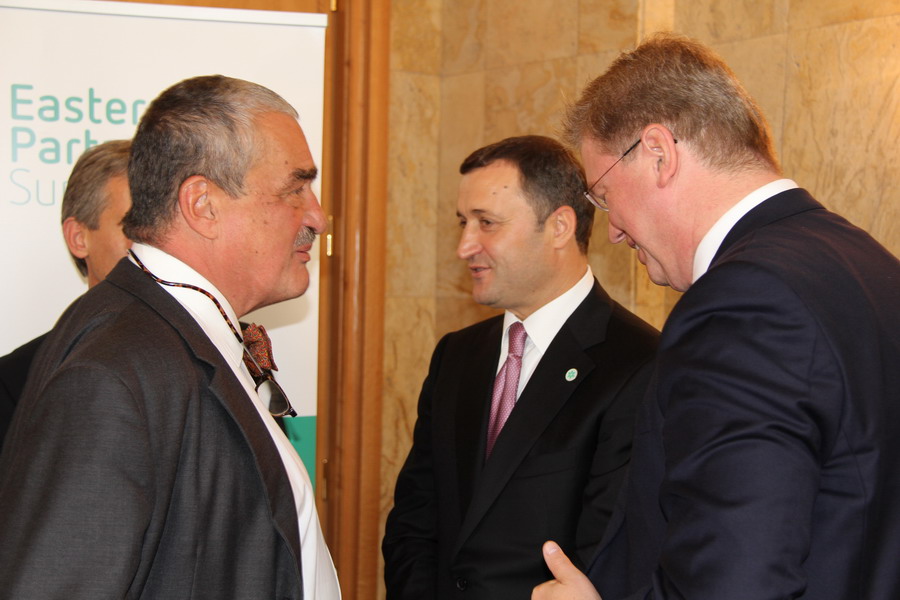 Prim-ministrul Vlad FILAT a avut astăzi, la Varşovia, un schimb de opinii cu mai mulţi oficiali europeni, participanţi ai Summit-ului Parteneriatului Estic | Comunicate de presă