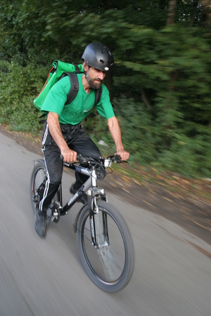 Fastius Curier: „Livram rapid si... verde!”