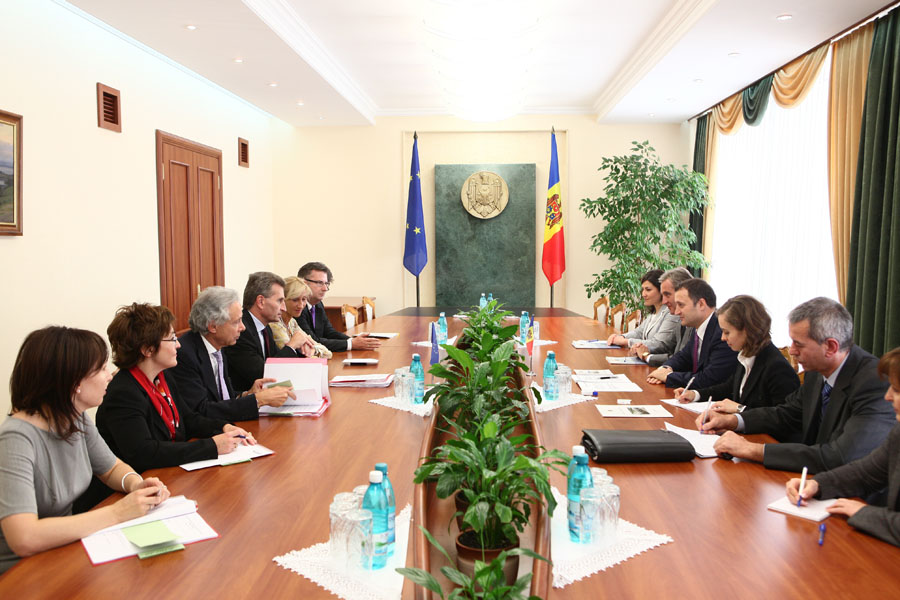 Prim-ministrul Vlad FILAT a avut o întrevedere cu Günther OETTINGER, Comisar European pentru Energie, după care cei doi oficiali au susţinut o conferinţă de presă comună | Comunicate de presă