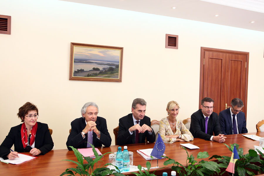 Prim-ministrul Vlad FILAT a avut o întrevedere cu Günther OETTINGER, Comisar European pentru Energie, după care cei doi oficiali au susţinut o conferinţă de presă comună | Comunicate de presă