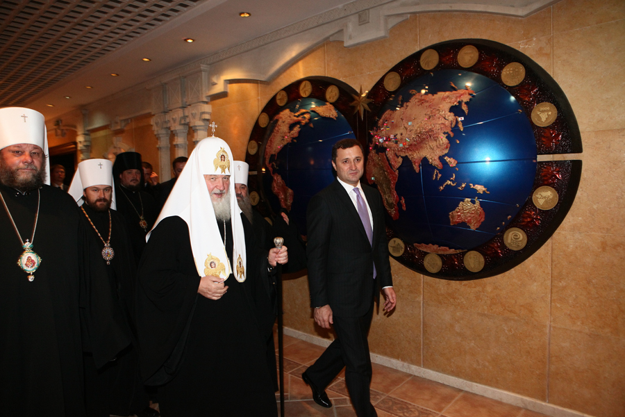 Prim-ministrul Vlad FILAT a avut astăzi un prînz de lucru cu Sanctitatea Sa KIRILL, Patriarhul Moscovei şi al Întregii Rusii | Comunicate de presă