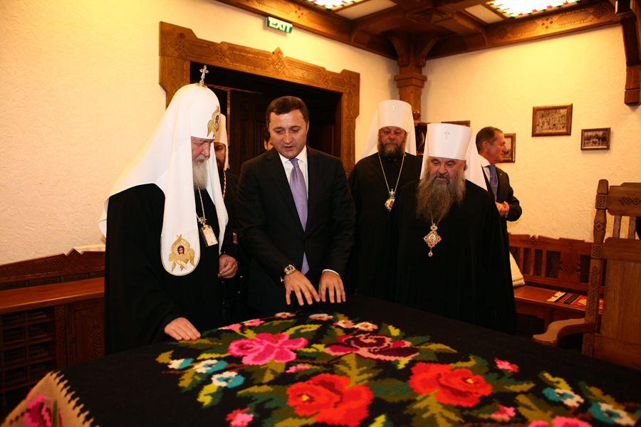 Prim-ministrul Vlad FILAT a avut astăzi un prînz de lucru cu Sanctitatea Sa KIRILL, Patriarhul Moscovei şi al Întregii Rusii | Comunicate de presă