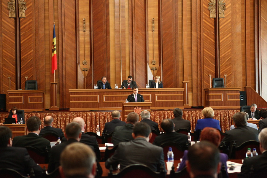 Prim-ministrul Vlad FILAT a prezentat un raport în faţa Parlamentului RM pe marginea atacurilor care au avut loc la acţionariatele mai multor bănci din ţara noastră | Comunicate de presă