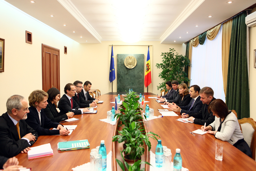 Prim-ministrul Vlad FILAT a avut o întrevedere cu Algirdas SEMETA, Comisar European pentru Impozitare, Uniune Vamală, Audit şi Anti-fraudă, după care cei doi oficiali au susţinut o conferinţă de presă comună | Comunicate de presă