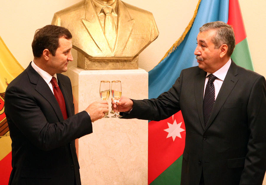 Prim-ministrul Vlad FILAT a participat astăzi la recepţia organizată cu prilejul aniversării a 20-a de la restabilirea Independenţei Republicii Azerbaidjan | Comunicate de presă