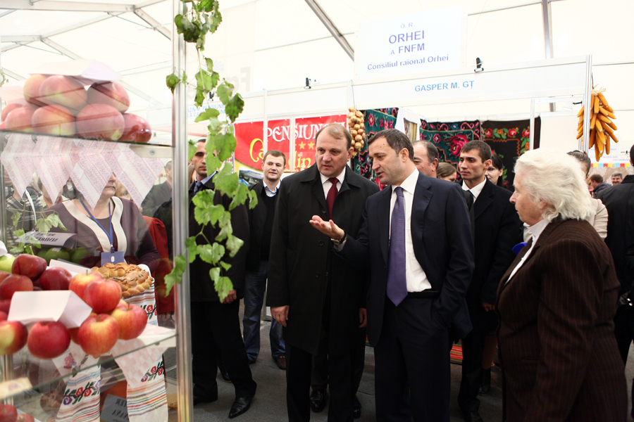 Prim-ministrul Vlad FILAT a vizitat astăzi expoziţiile internaţionale specializate „MOLDAGROTECH”(toamnă), ediţia a XXI-a, şi „FARMER”, ediţia a XIV-a, desfăşurate la CIE „Moldexpo”, în perioada 19-22 octombrie curent | Comunicate de