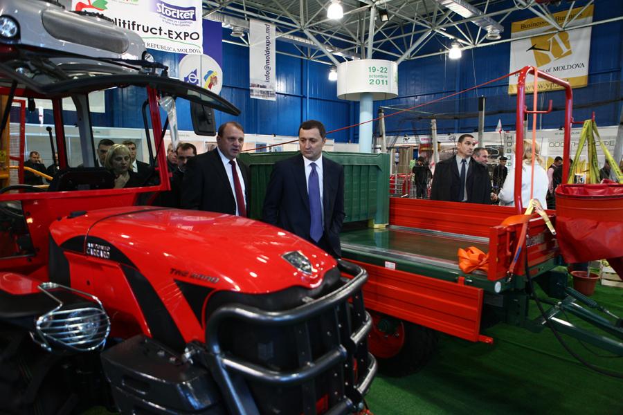 Prim-ministrul Vlad FILAT a vizitat astăzi expoziţiile internaţionale specializate „MOLDAGROTECH”(toamnă), ediţia a XXI-a, şi „FARMER”, ediţia a XIV-a, desfăşurate la CIE „Moldexpo”, în perioada 19-22 octombrie curent | Comunicate de