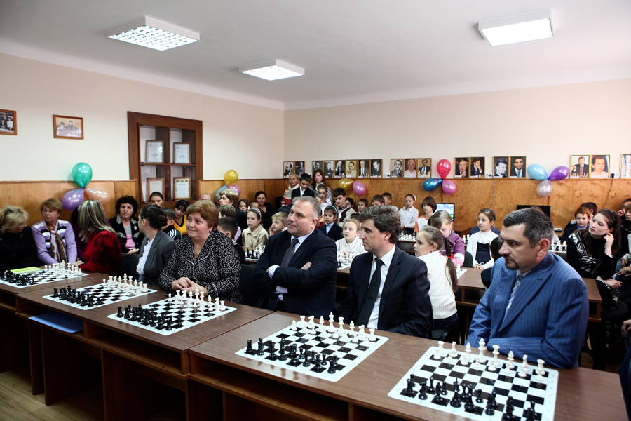 Secretarul General al Guvernului, Victor BODIU a participat astăzi la inaugurarea sălii de şah a Liceului Teoretic “Univers Lions” | Comunicate de presă