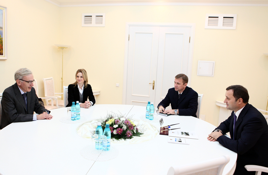 Prim-ministrul Vlad FILAT a avut astăzi o întrevedere cu Gerard GUILLONNEAU, noul Ambasador al Franţei în Republica Moldova | Comunicate de presă