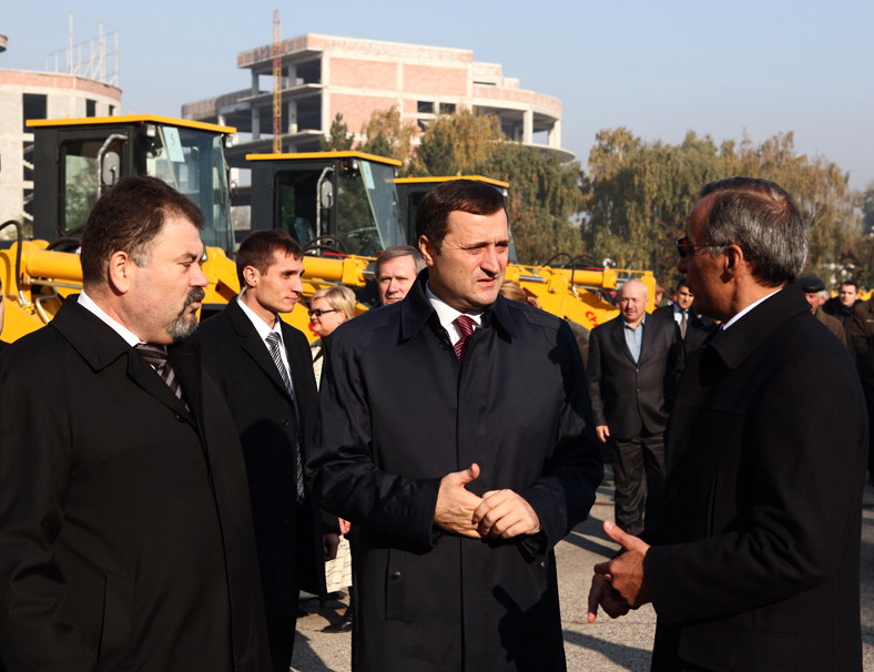Prim-ministrul Vlad FILAT a participat astăzi la ceremonia de înmînare a cheilor de la 20 de unităţi de tehnică unor companii antrenate în reparaţia şi mentenanţa drumurilor | Comunicate de presă
