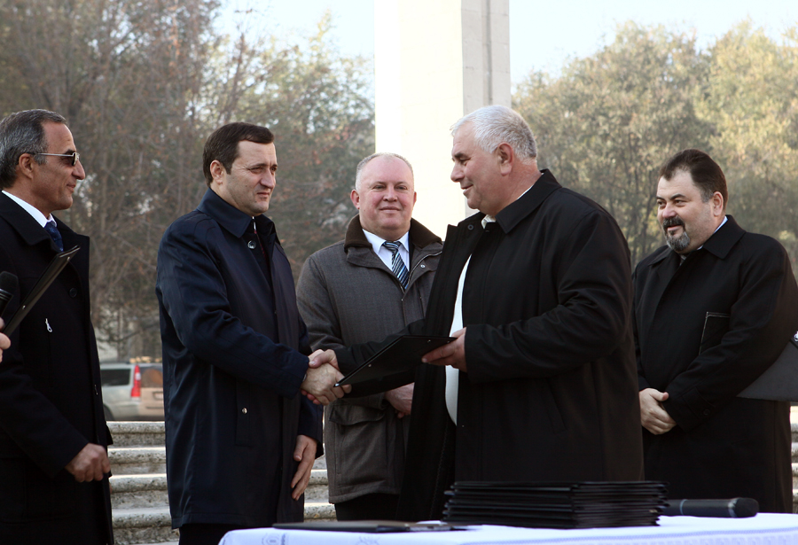 Prim-ministrul Vlad FILAT a participat astăzi la ceremonia de înmînare a cheilor de la 20 de unităţi de tehnică unor companii antrenate în reparaţia şi mentenanţa drumurilor | Comunicate de presă