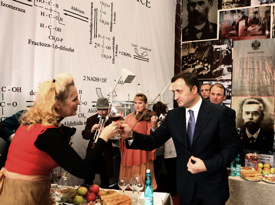 Prim-ministrul Vlad FILAT a participat astăzi la cea de a X-a ediţie a sărbătorii „Ziua Naţională a Vinului” | Comunicate de presă