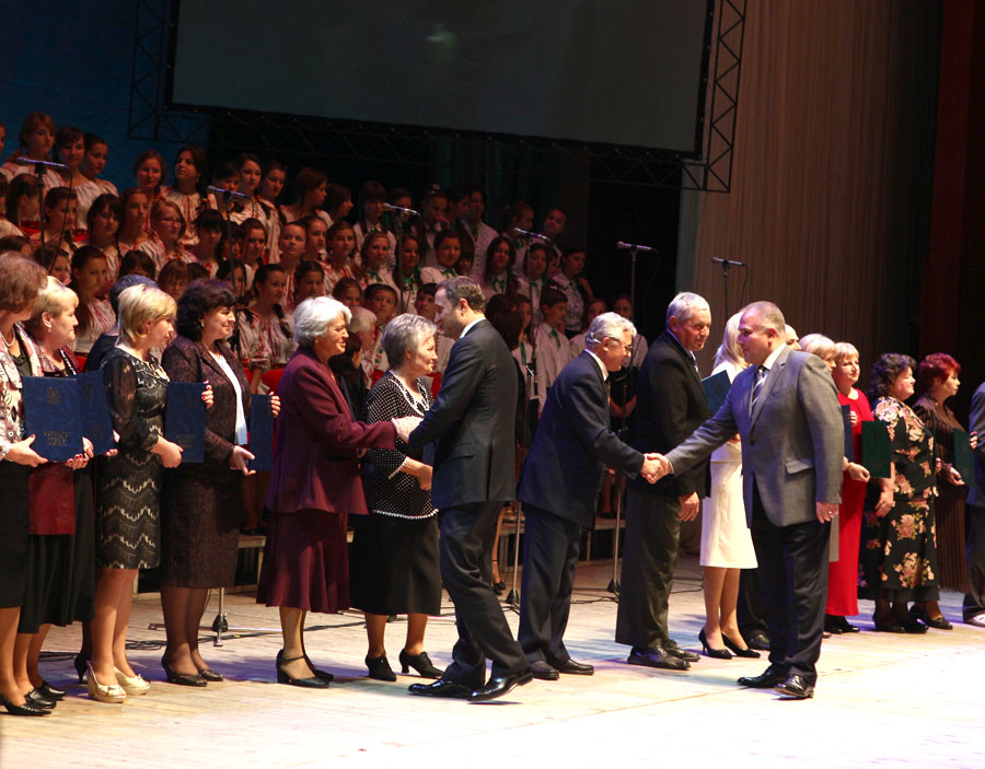 Prim-ministrul Vlad FILAT a participat astăzi la şedinţa festivă consacrată Zilei profesionale a lucrătorilor din învăţămînt | Comunicate de presă