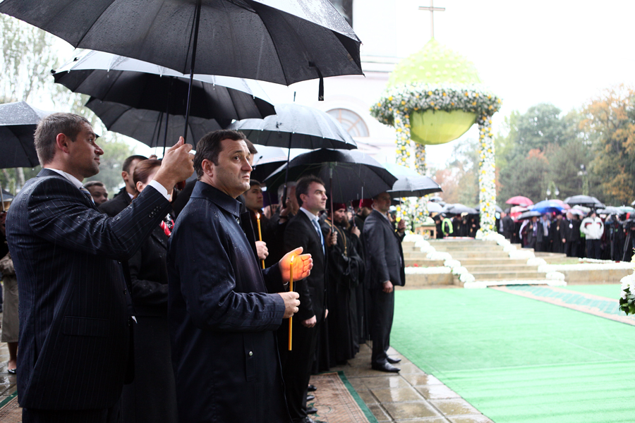 Prim-ministrul Vlad FILAT a asistat astăzi la Sfînta liturghie oficiată de Patriarhul Moscovei şi al Întregii Rusii, KIRILL, la Catedrala „Naşterea Domnului” din capitală | Comunicate de presă