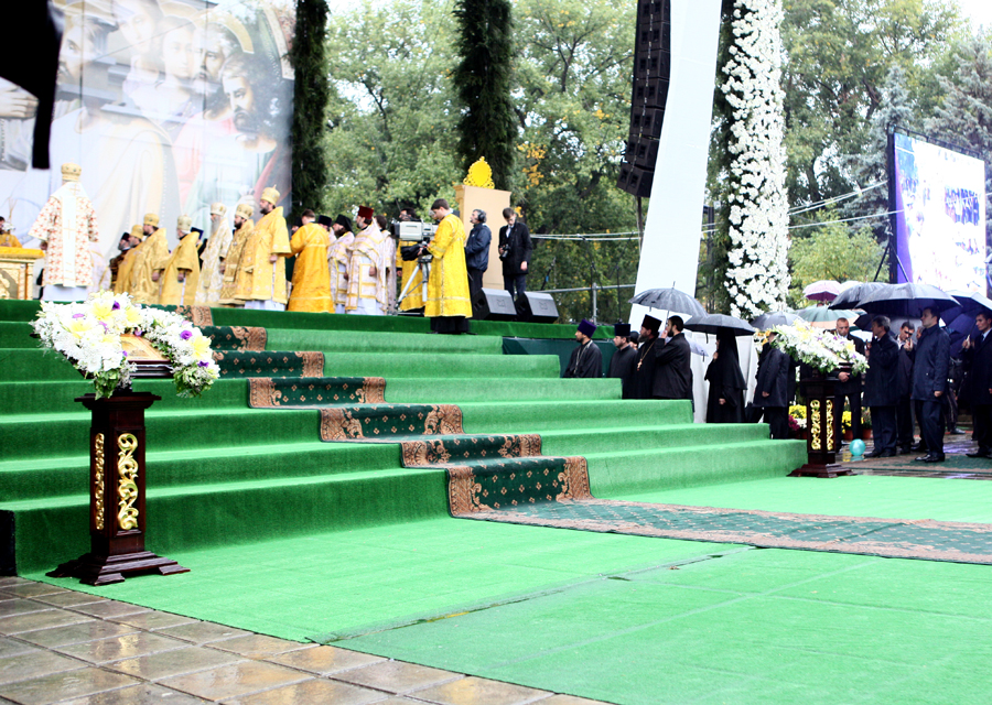 Prim-ministrul Vlad FILAT a asistat astăzi la Sfînta liturghie oficiată de Patriarhul Moscovei şi al Întregii Rusii, KIRILL, la Catedrala „Naşterea Domnului” din capitală | Comunicate de presă