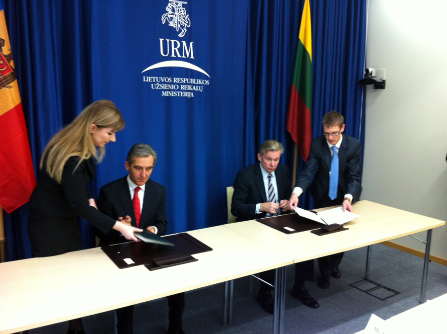 Vicepremierul Iurie LEANCĂ, ministru al Afacerilor Externe şi Integrării Europene şi omologul lui lituanian, Audronius AZUBALIS au participat astăzi, la Vilnius, la cea de a două şedinţă a Comisiei bilaterale moldo-lituaniene de integrare europea