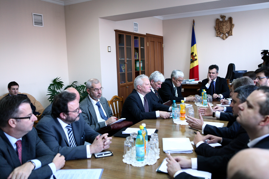 Viceprim-ministrul Eugen CARPOV a participat astăzi la o şedinţă comună cu reprezentanţii mediatorilor şi observatorilor implicaţi în reglementarea conflictului transnistrean, aflaţi într-o vizită de lucru în Republica Moldova | Comunicate de