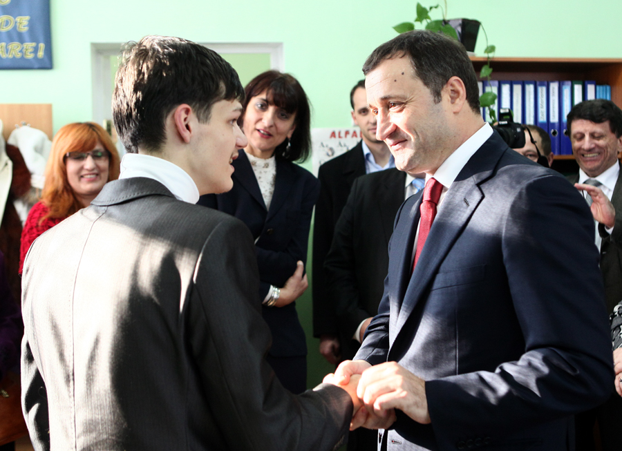 Prim-ministrul Vlad FILAT a vizitat astăzi Liceul Teoretic “Pro Succes” din municipiul Chişinău, unde învăţă şi copii cu dizabilităţi | Comunicate de presă
