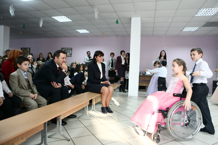 Prim-ministrul Vlad FILAT a vizitat astăzi Liceul Teoretic “Pro Succes” din municipiul Chişinău, unde învăţă şi copii cu dizabilităţi | Comunicate de presă