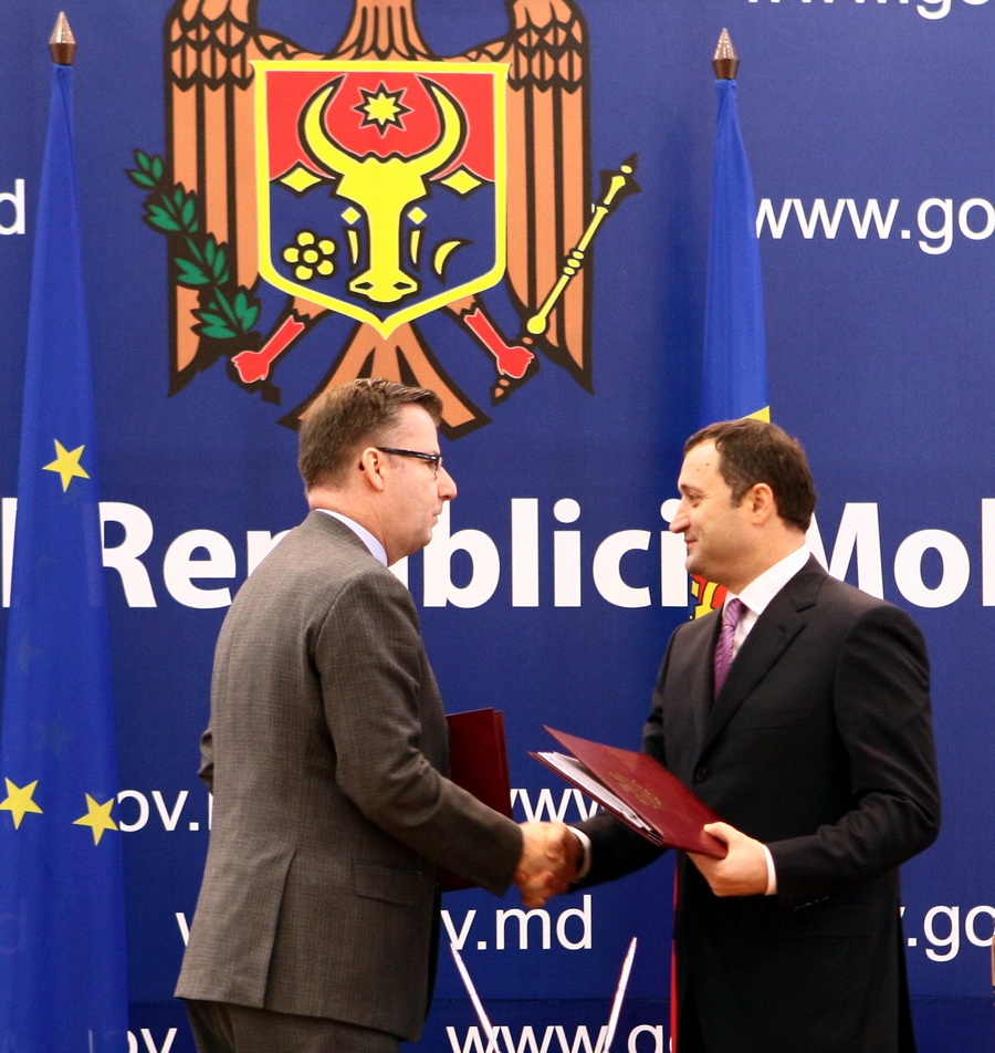 Prim-ministrul Vlad FILAT a contrasemnat astăzi patru acorduri de finanţare între Republica Moldova şi Uniunea Europeană, în mărime totală de 63.8 mil. euro | Comunicate de presă