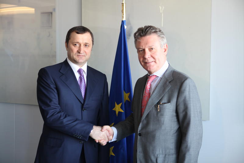 Prim-ministrul Vlad FILAT a avut astăzi o convorbire telefonică cu Comisarul European pentru Comerţ, Karel De GUCHT. | Comunicate de presă