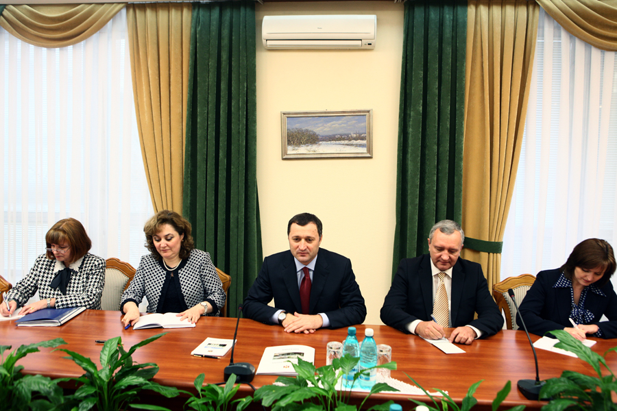 Prim-ministrul Vlad FILAT a avut astăzi o întrevedere cu Ministrul Afacerilor Externe al Republicii Bulgaria, Nikolay MLADENOV, aflat într-o vizită de două zile în Republica Moldova | Comunicate de presă