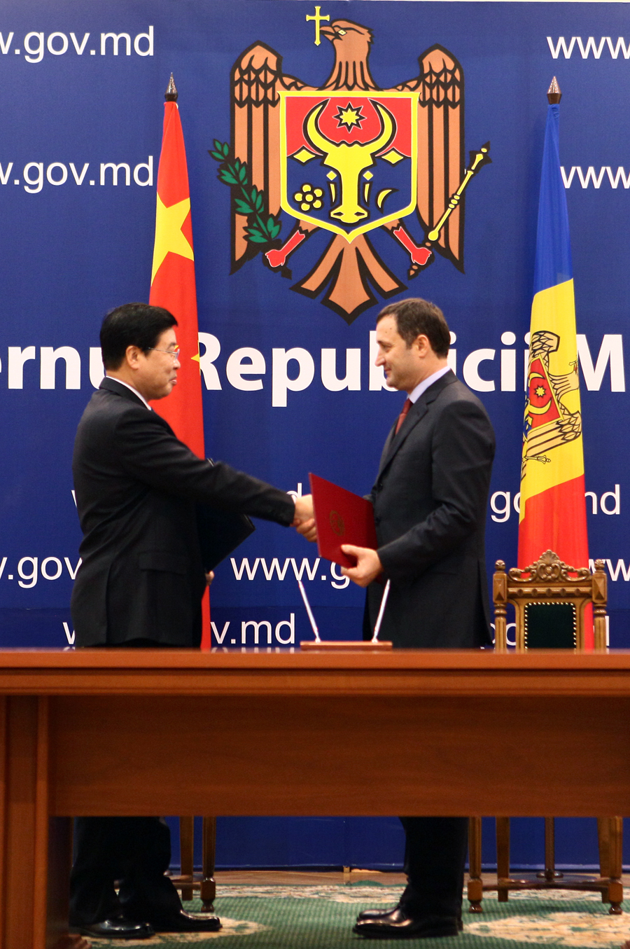 Prim-ministrul Vlad FILAT şi Ambasadorul Extraordinar şi Plenipotenţiar al Republicii Populare Chineze în Republica Moldova, Fang LI au susţinut un briefing după ceremonia semnarea Acordului de cooperarea economică şi tehnică între guvernele cel