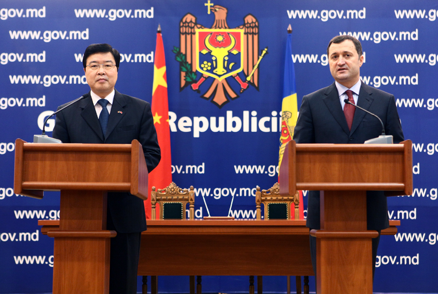 Prim-ministrul Vlad FILAT şi Ambasadorul Extraordinar şi Plenipotenţiar al Republicii Populare Chineze în Republica Moldova, Fang LI au susţinut un briefing după ceremonia semnarea Acordului de cooperarea economică şi tehnică între guvernele cel