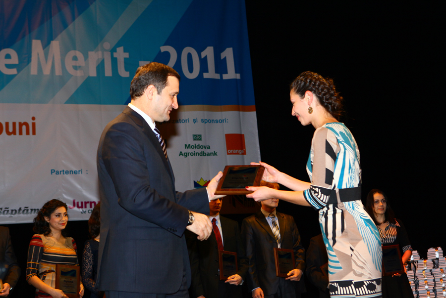Prim-ministrul Vlad FILAT a participat astăzi seara la festivitatea de decernare a „Burselor de Merit 2011” pentru cei mai buni studenţi din ţară | Comunicate de presă