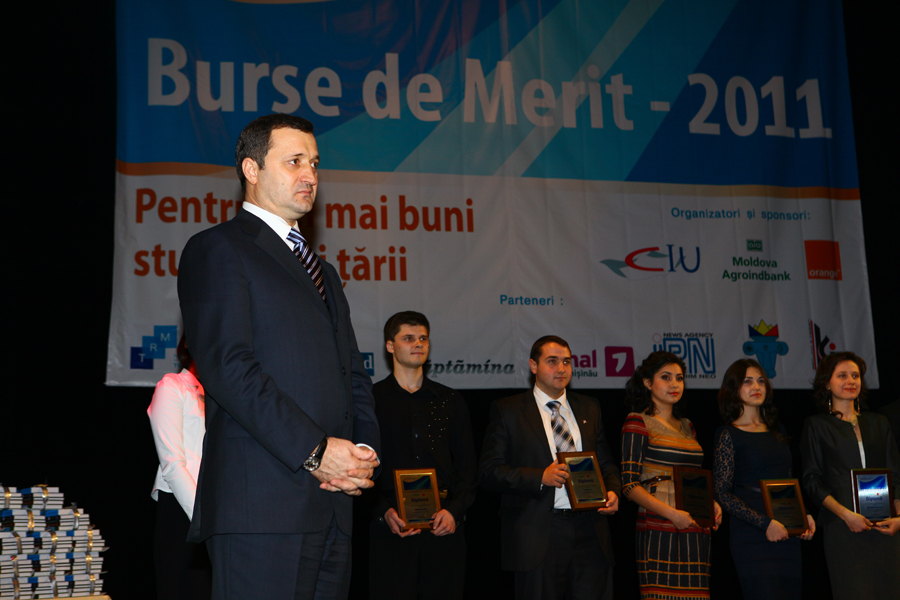 Prim-ministrul Vlad FILAT a participat astăzi seara la festivitatea de decernare a „Burselor de Merit 2011” pentru cei mai buni studenţi din ţară | Comunicate de presă