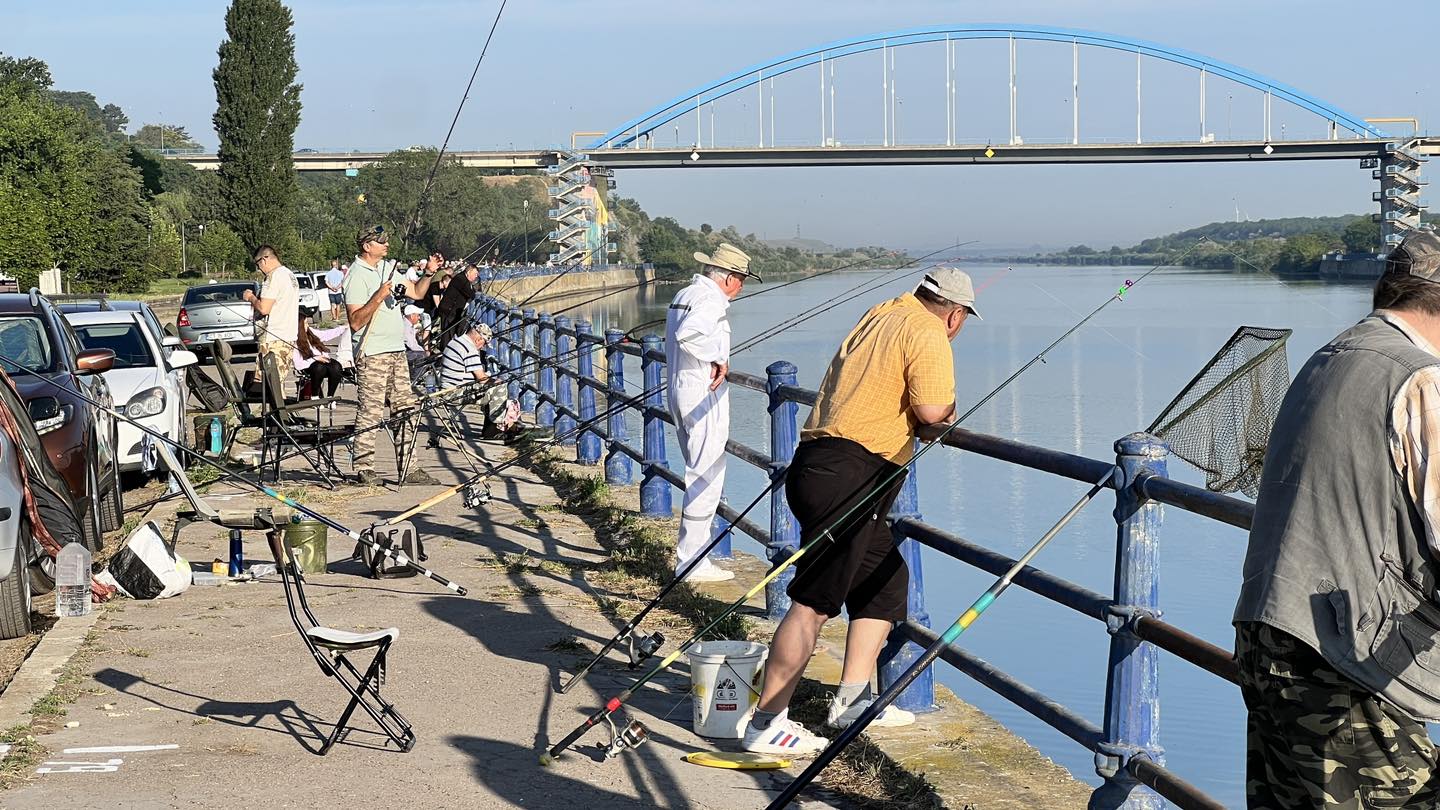 Medgidia: Concurs de pescuit de succes pe faleza Canalului Dunăre-Marea Neagră